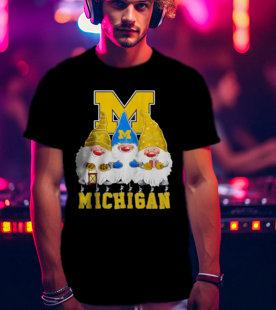 Gnomies Michigan Wolverines Christmas Festive Gnome Trio With Gifts And Lantern T-Shirt