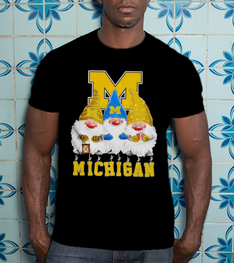 Gnomies Michigan Wolverines Christmas Festive Gnome Trio With Gifts And Lantern T-Shirt