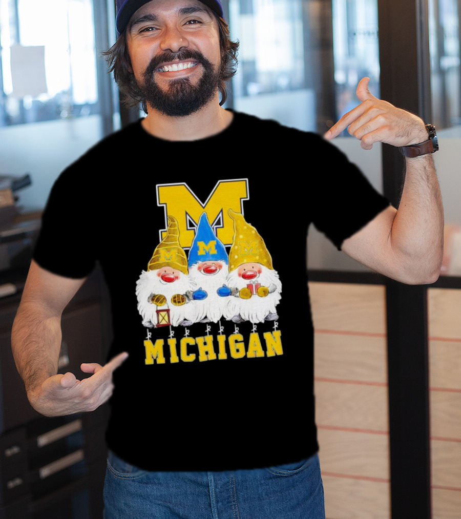 Gnomies Michigan Wolverines Christmas Festive Gnome Trio With Gifts And Lantern T-Shirt