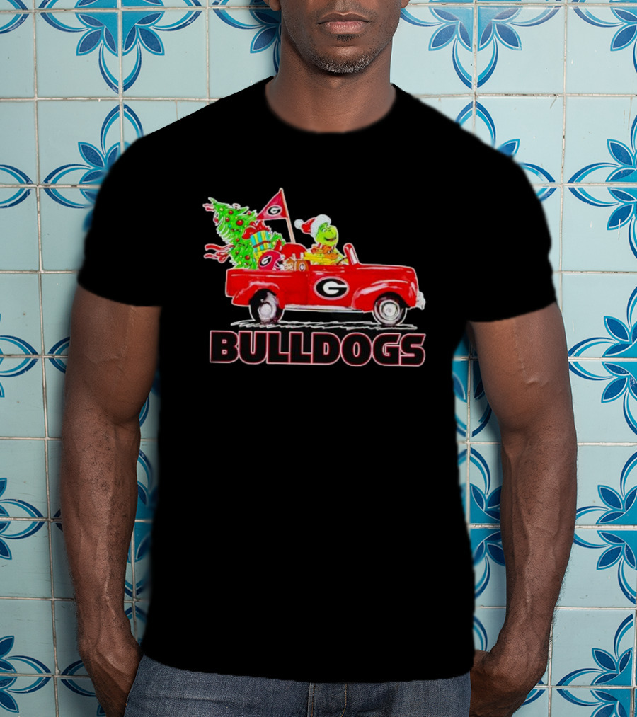Grinch Driving Red Car With Dog Christmas Tree Gifts Georgia Bulldogs T-Shirt