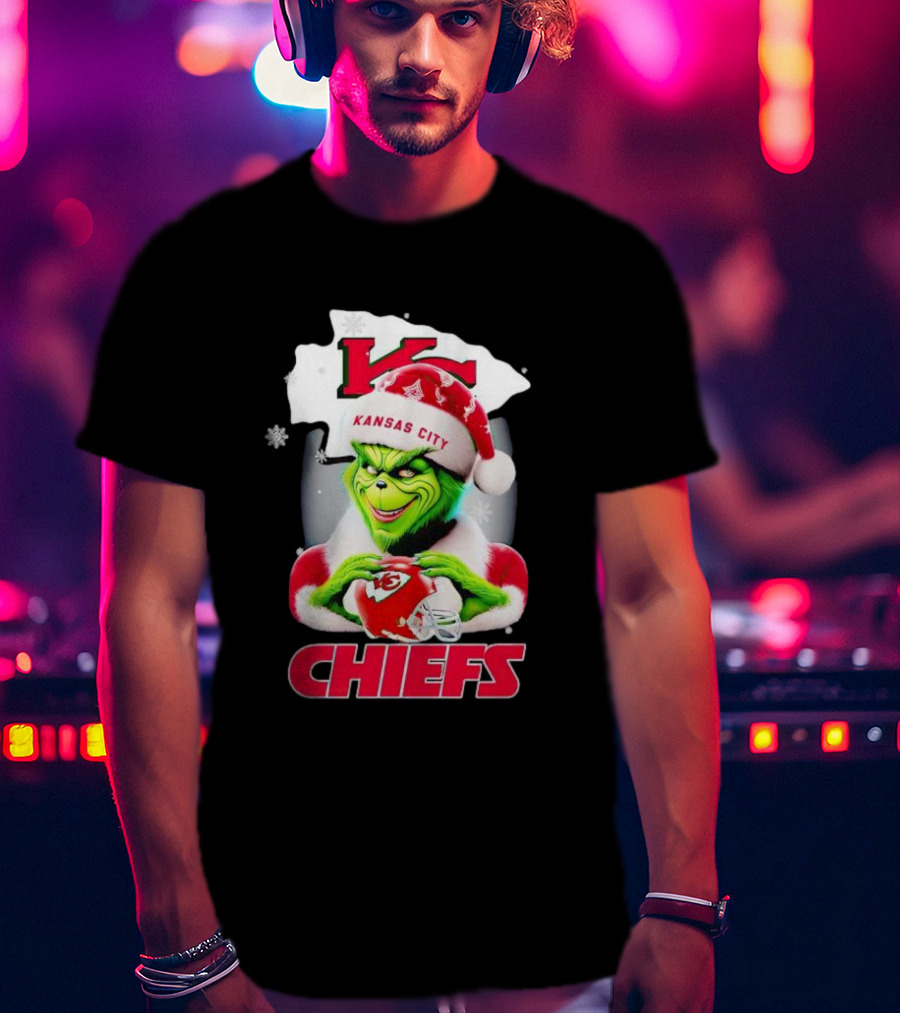 Kansas City Chiefs Christmas Grinch In Santa Hat Holding Football T-Shirt