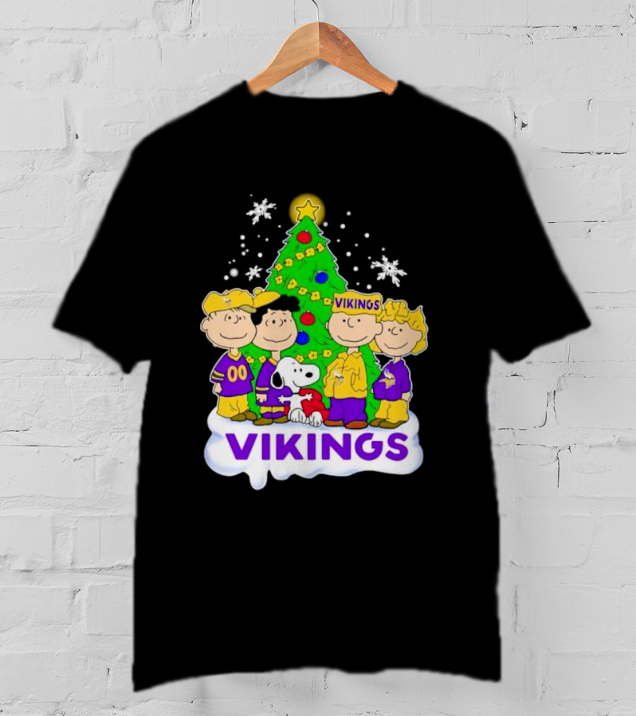 Minnesota Vikings Peanuts Characters Christmas Tree T-Shirt