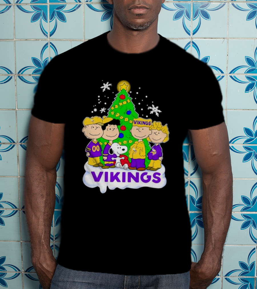 Minnesota Vikings Peanuts Characters Christmas Tree T-Shirt