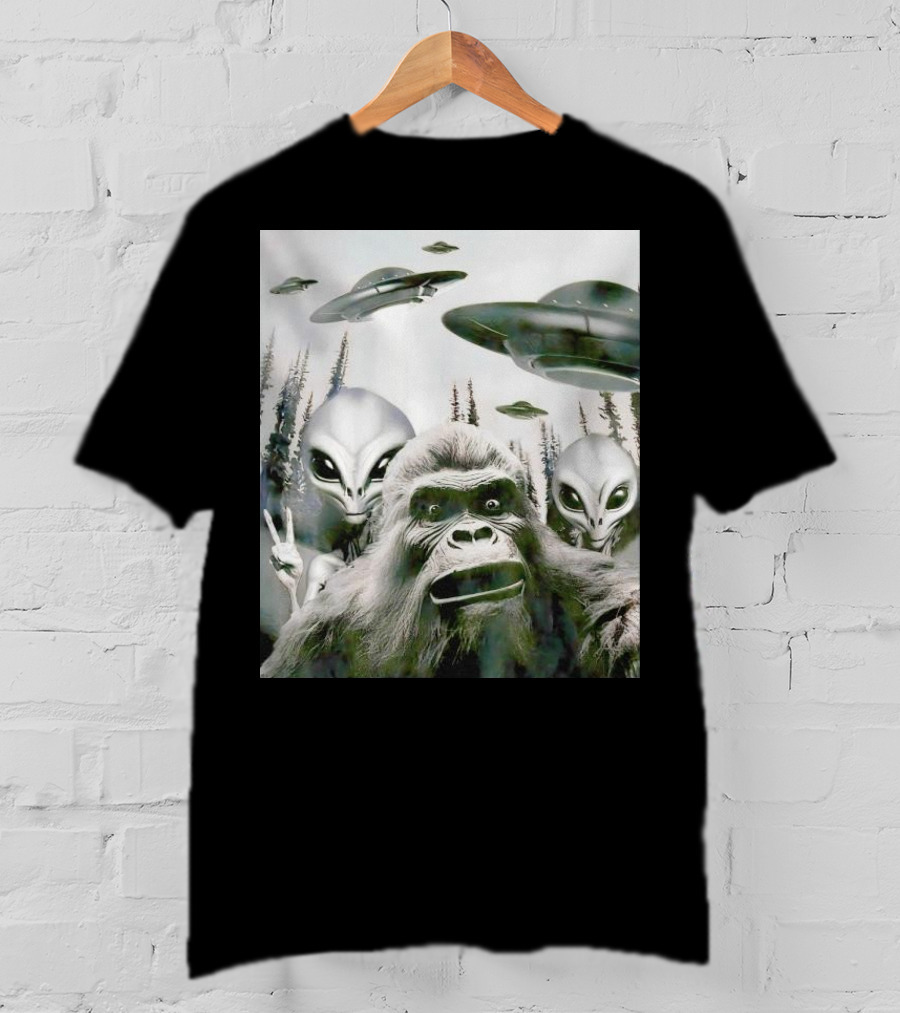Bigfoot Aliens Selfie UFO Forest Adventure T-Shirt