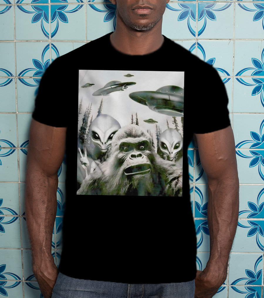 Bigfoot Aliens Selfie UFO Forest Adventure T-Shirt