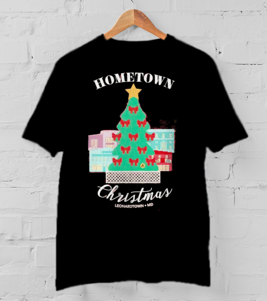 Hometown Christmas Leonardtown MD Christmas Tree With Red Bows And Star T-Shirt