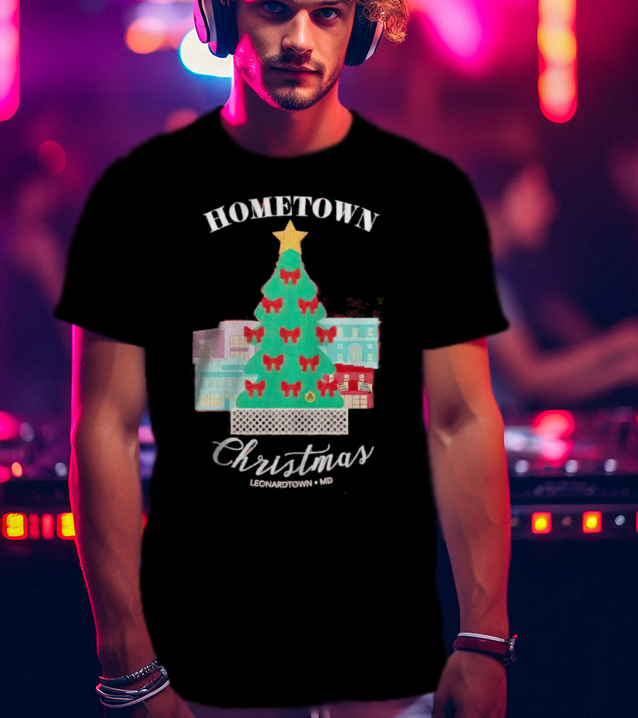 Hometown Christmas Leonardtown MD Christmas Tree With Red Bows And Star T-Shirt