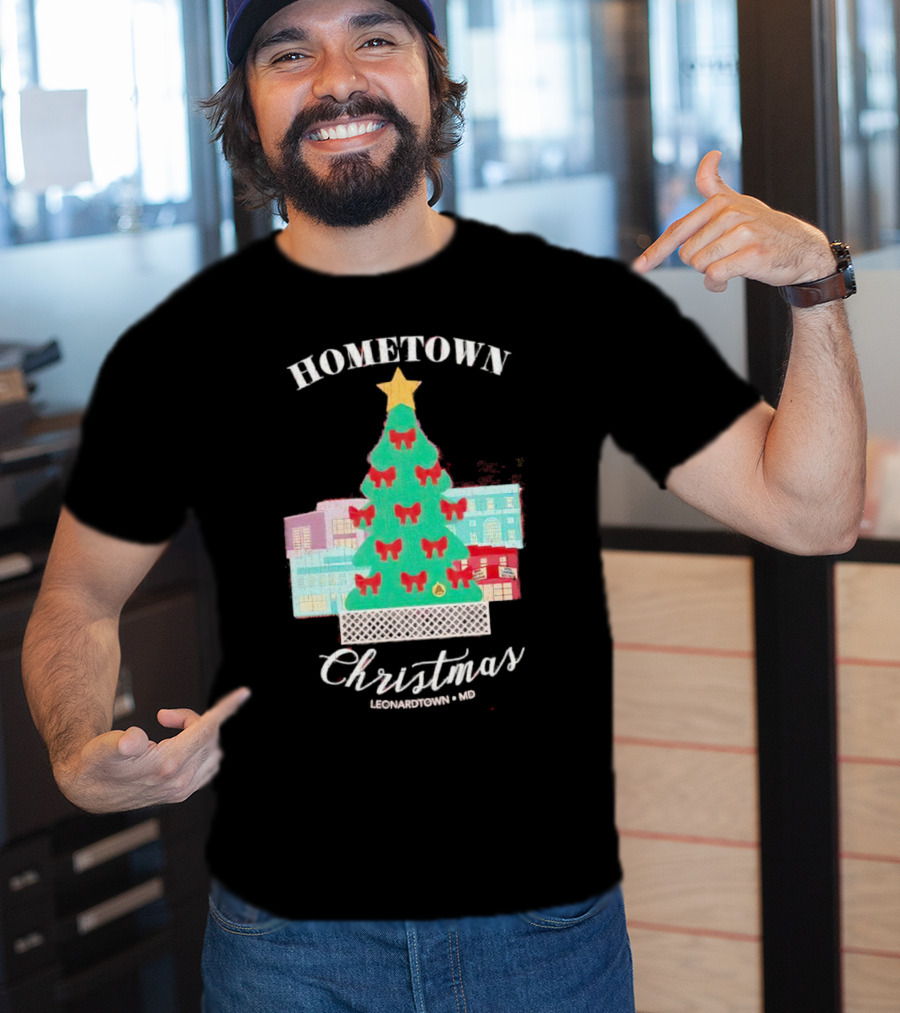 Hometown Christmas Leonardtown MD Christmas Tree With Red Bows And Star T-Shirt