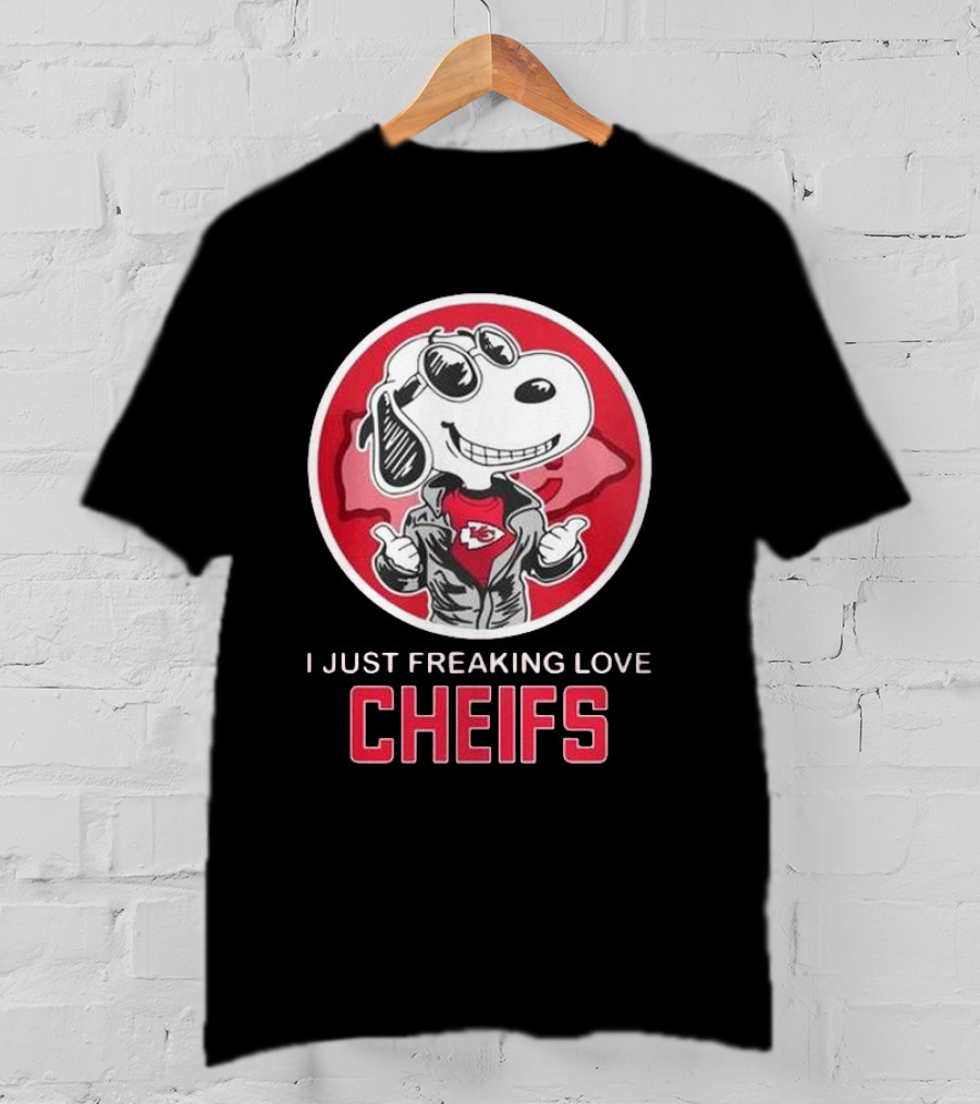 Kansas City Chiefs Snoopy I Just Freaking Love Chiefs T-Shirt
