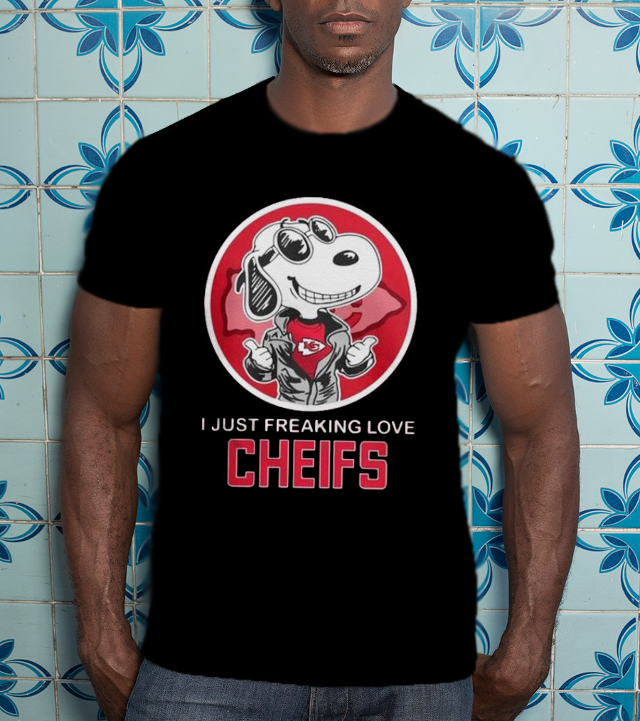 Kansas City Chiefs Snoopy I Just Freaking Love Chiefs T-Shirt