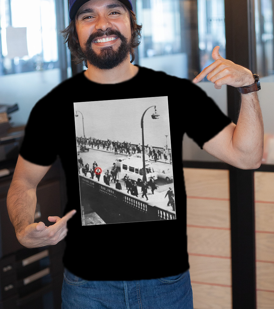 Peter Gabriel In 1977 Urban Crowd With Red Circle Highlight T-Shirt