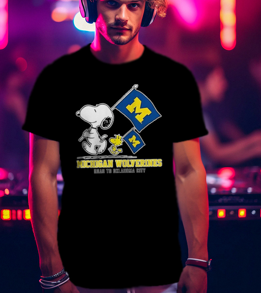 Snoopy And Woodstock Michigan Wolverines Flags Road To Oklahoma City T-Shirt