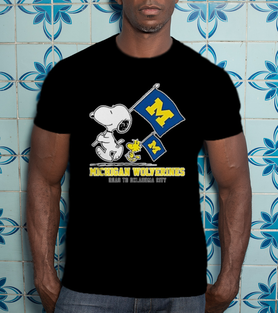 Snoopy And Woodstock Michigan Wolverines Flags Road To Oklahoma City T-Shirt