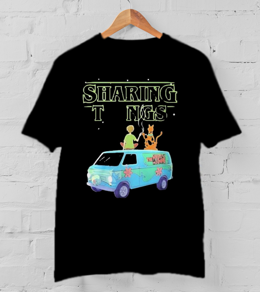 Scooby Doo Sharing Tings With Mystery Machine T-Shirt