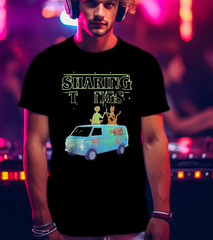 Scooby Doo Sharing Tings With Mystery Machine T-Shirt