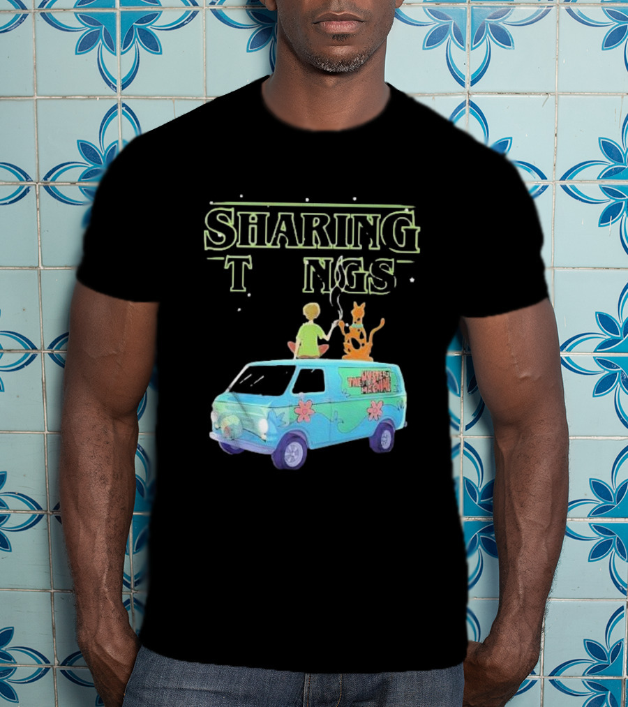 Scooby Doo Sharing Tings With Mystery Machine T-Shirt
