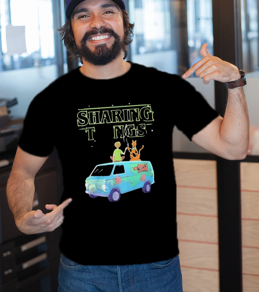 Scooby Doo Sharing Tings With Mystery Machine T-Shirt