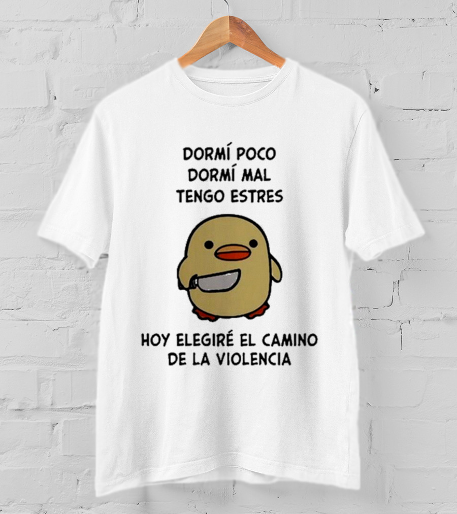 Dormí Poco Dormí Mal Tengo Estrés Hoy Elegiré El Camino De La Violencia Pato Con Cuchillo T-Shirt