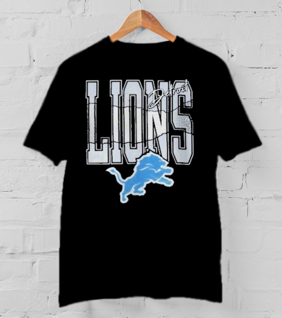 Detroit Lions Vintage Style Blue Lion Emblem On T-Shirt