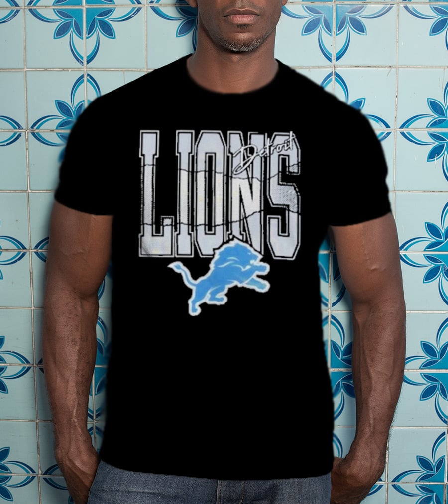 Detroit Lions Vintage Style Blue Lion Emblem On T-Shirt