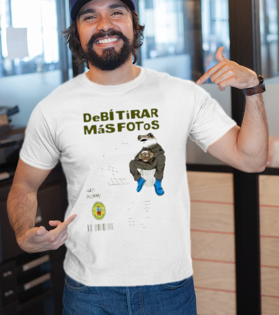 DeBI TiRAR MaS FOToS Bad Bunny 2025 Frog Sitting Blue Boots T-Shirt