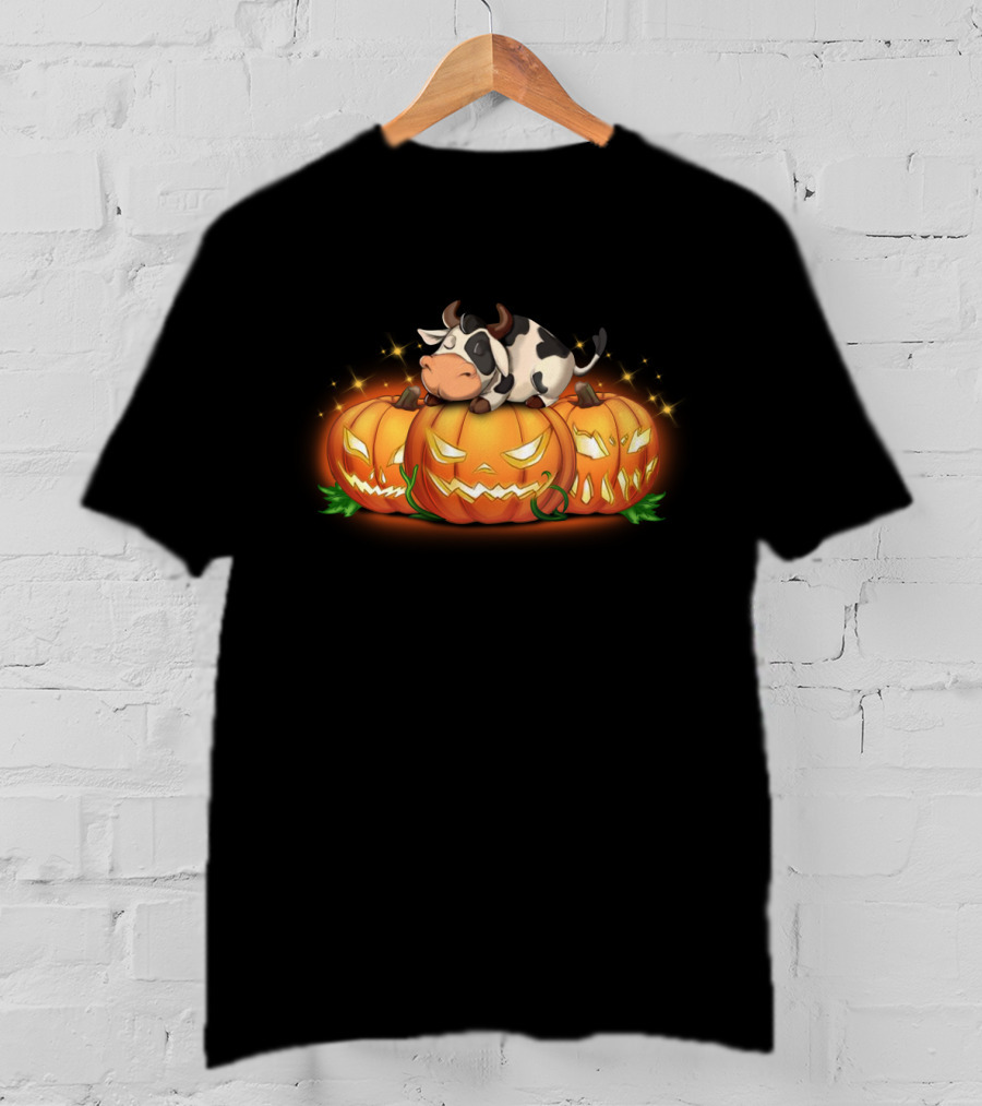 Sleeping Cow On Halloween Jack-O'-Lantern Pumpkins T-Shirt