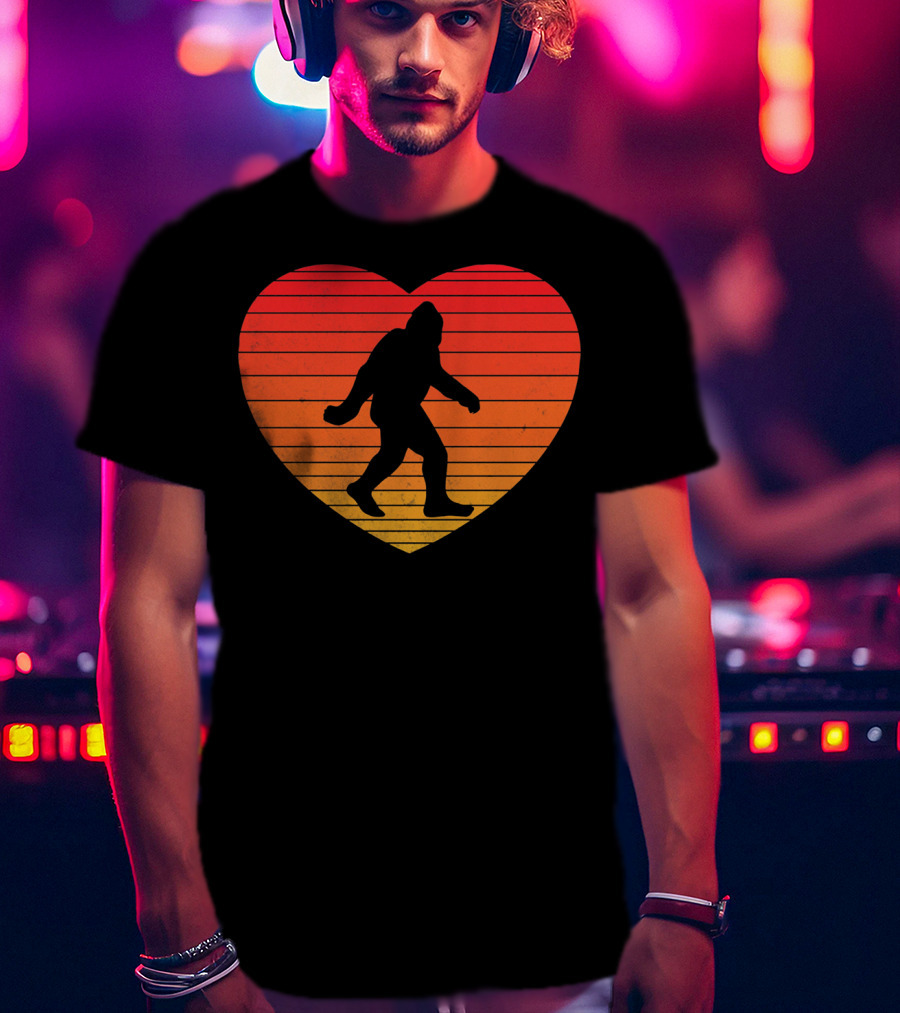 I Heart Bigfoot Sasquatch Funny Valentin Sunset T-Shirt