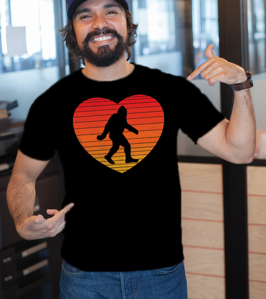 I Heart Bigfoot Sasquatch Funny Valentin Sunset T-Shirt