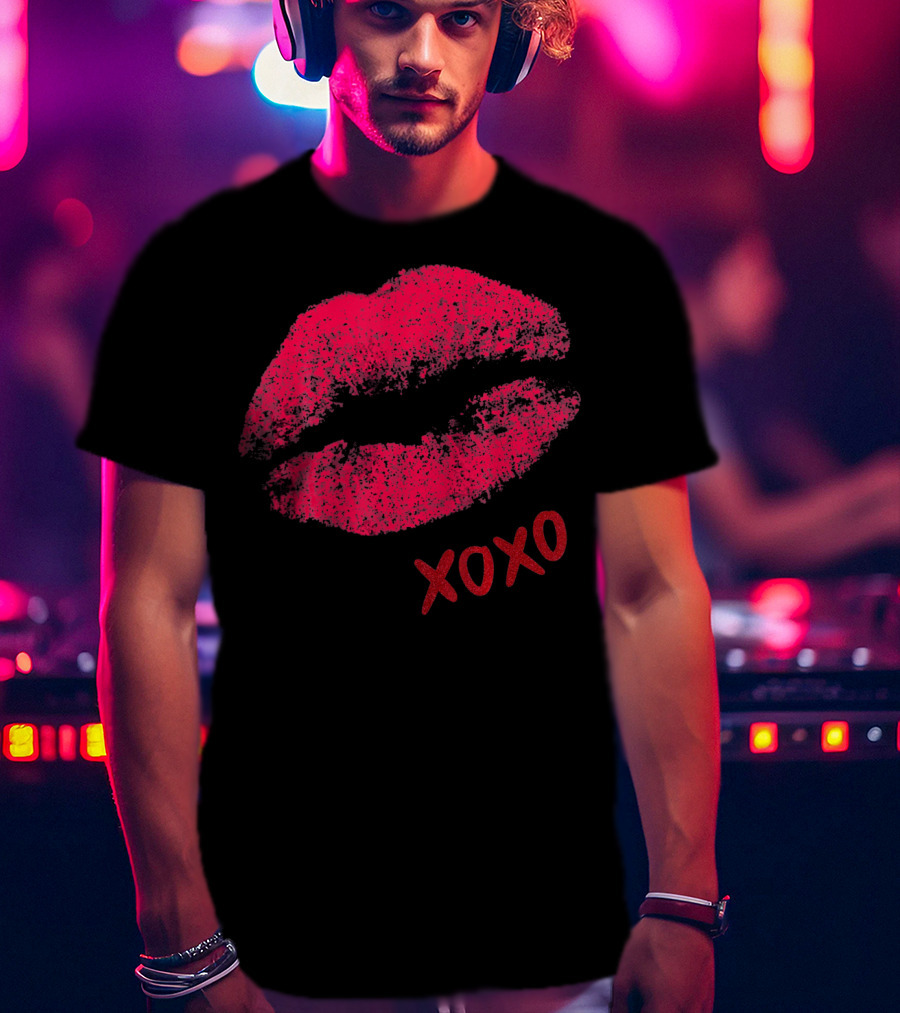 Kiss Lips Xoxo Valentine Day Fun Red Lips Xoxo T-Shirt