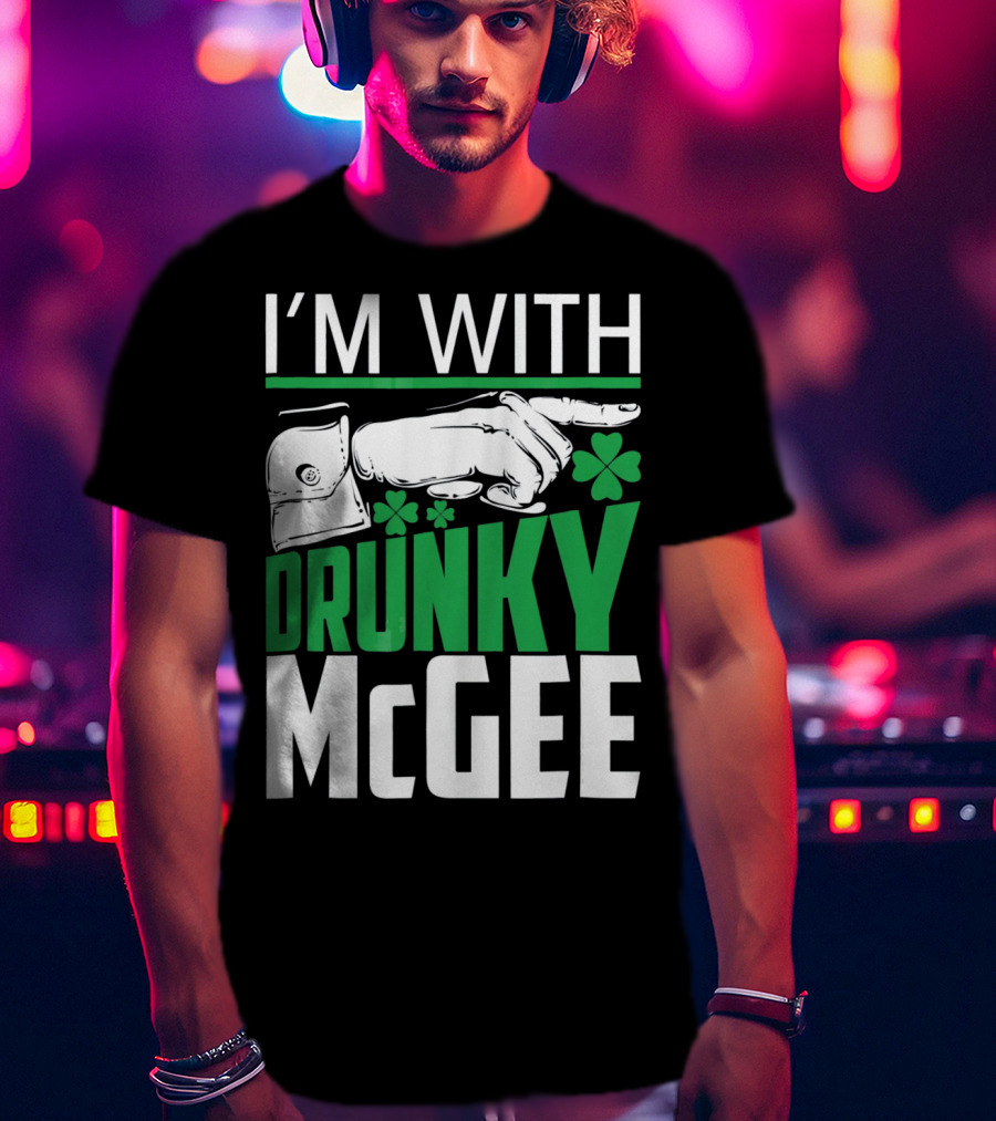 I'M WITH DRUNKY MCGEE St. Patrick's Day Shamrock Arrow T-Shirt