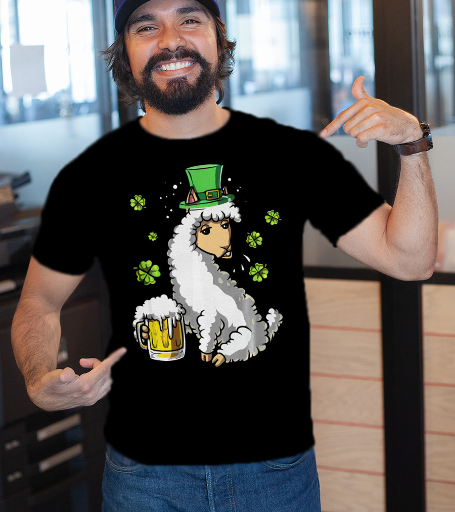 Leprechaun Llama Alpaca St Patrick's Day Beer Holding Clover Shamrock T-Shirt