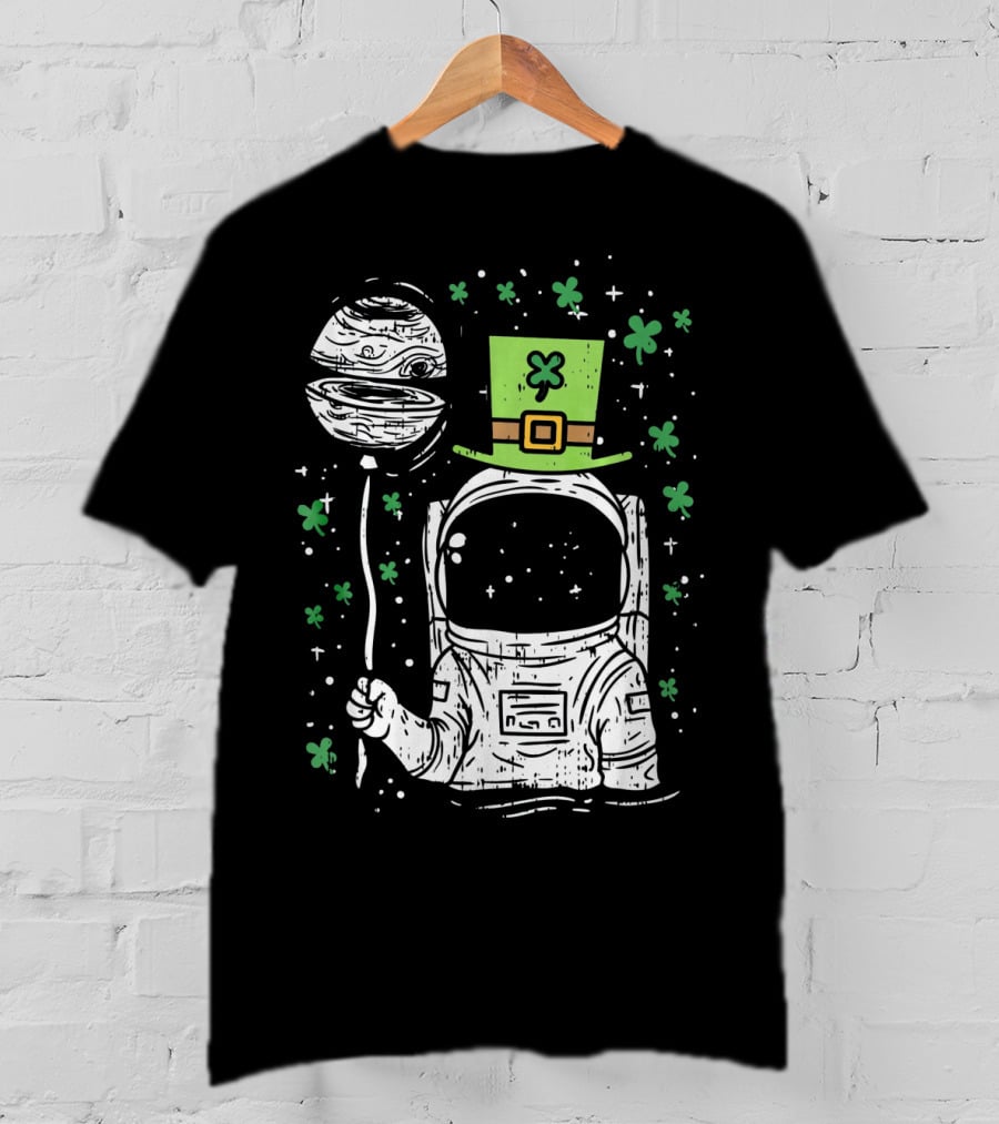 Irish Astronaut Holding Planet Balloon With Shamrocks And St Patrick's Hat T-Shirt