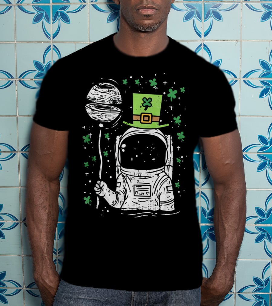 Irish Astronaut Holding Planet Balloon With Shamrocks And St Patrick's Hat T-Shirt