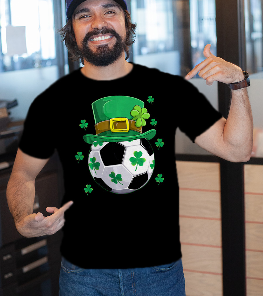 Leprechaun Hat Shamrock Soccer Ball St Patricks Day T-Shirt
