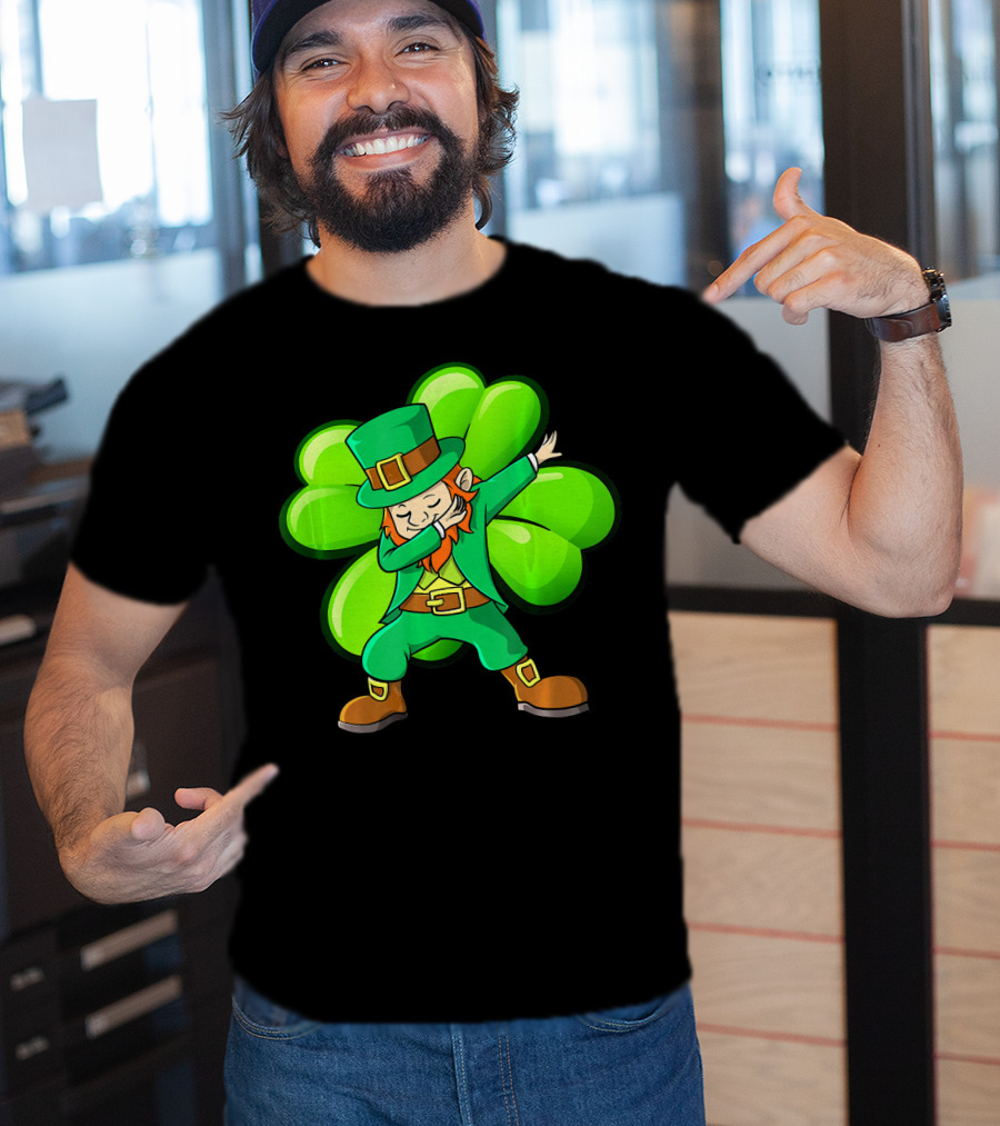 Cute Dabbing Leprechaun With Green Shamrock Background T-Shirt