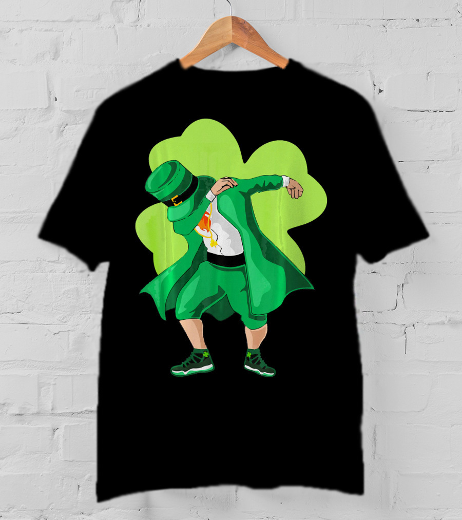 St. Patrick's Day Dabbing Leprechaun With Shamrock Background T-Shirt