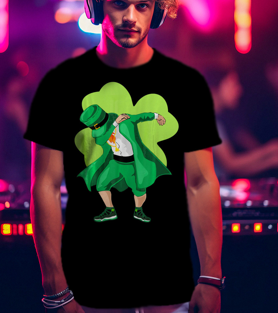 St. Patrick's Day Dabbing Leprechaun With Shamrock Background T-Shirt