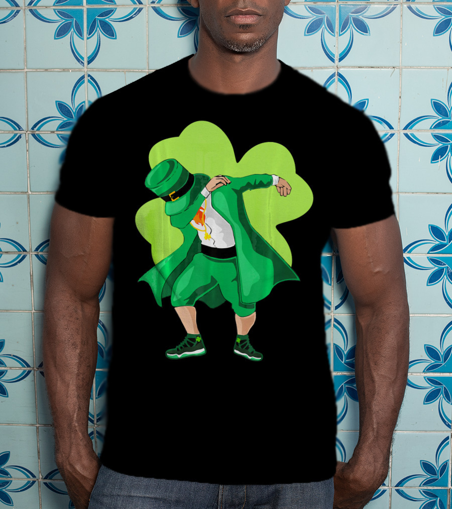 St. Patrick's Day Dabbing Leprechaun With Shamrock Background T-Shirt