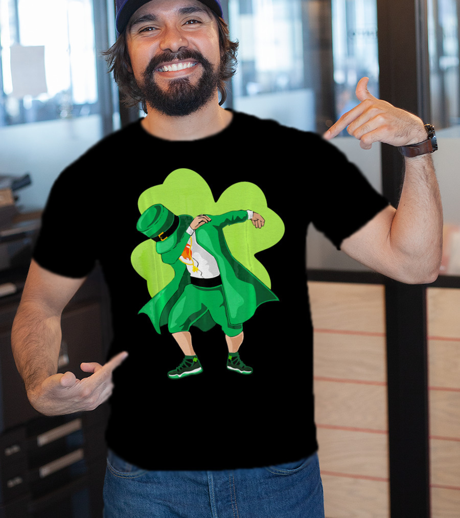 St. Patrick's Day Dabbing Leprechaun With Shamrock Background T-Shirt