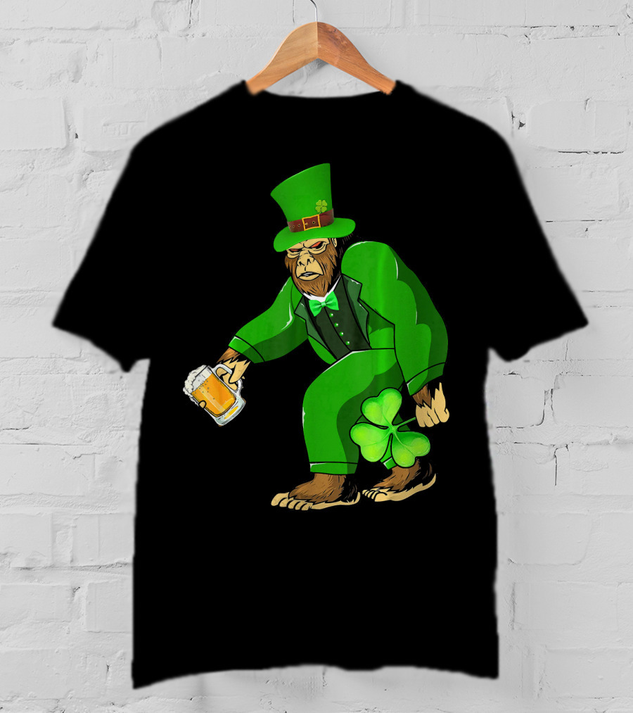 Big Foot Funny Bear Leprechaun Holding Beer And Shamrock In Green Suit T-Shirt