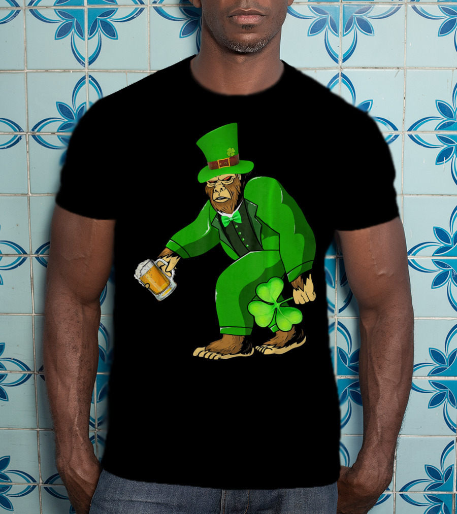 Big Foot Funny Bear Leprechaun Holding Beer And Shamrock In Green Suit T-Shirt