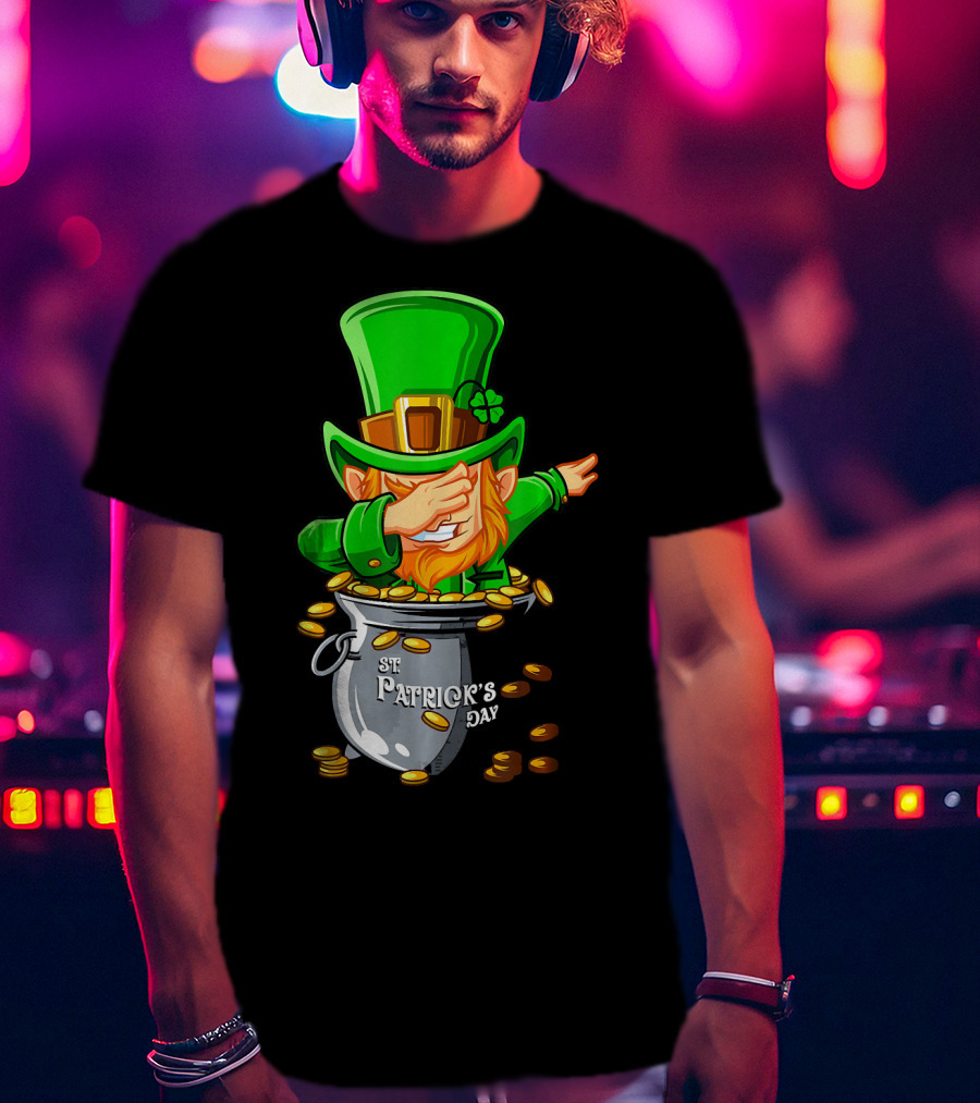 St Patrick's Day Dabbing Leprechaun With Pot Of Gold T-Shirt