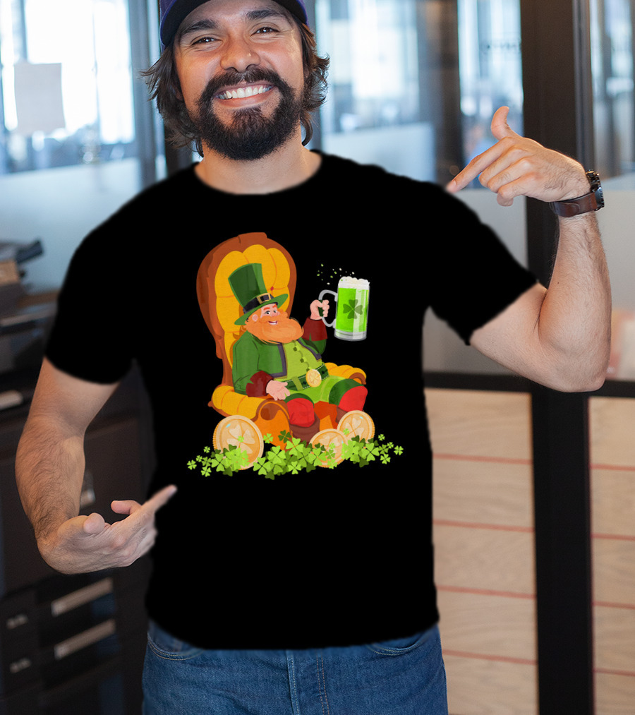 Leprechaun On Throne With Beer And Shamrocks St Patrick's Day T-Shirt
