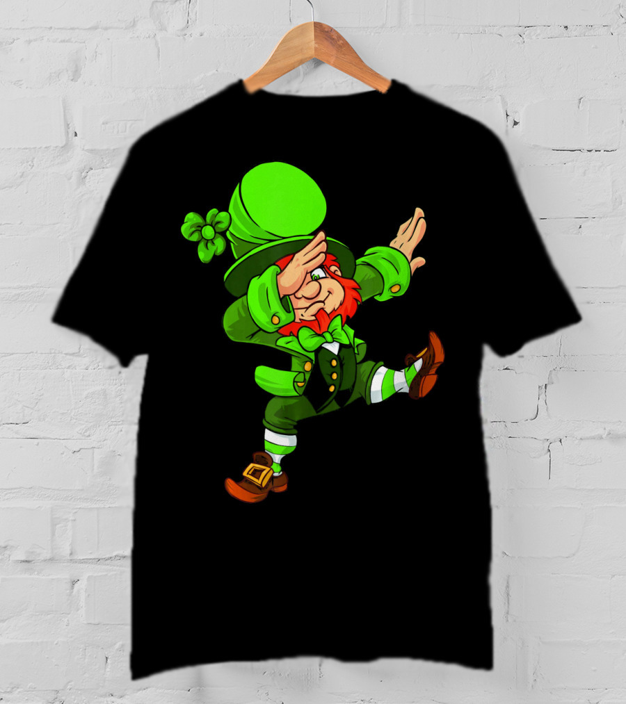 Funny Irish Dabbing Leprechaun With Green Hat And Shamrock T-Shirt