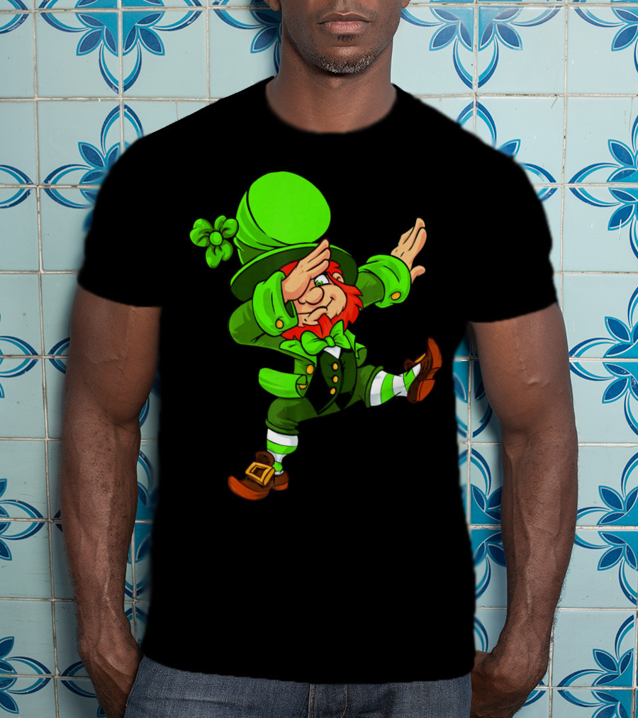 Funny Irish Dabbing Leprechaun With Green Hat And Shamrock T-Shirt