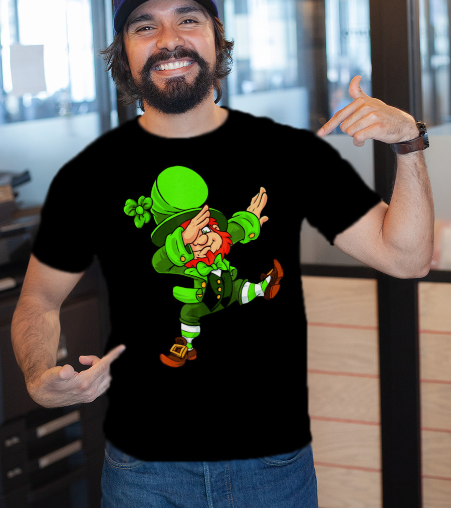 Funny Irish Dabbing Leprechaun With Green Hat And Shamrock T-Shirt