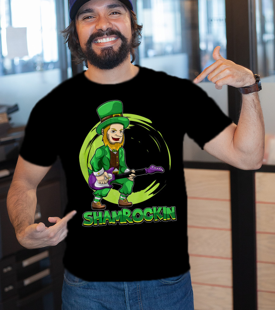 Shamrockin Leprechaun With E Guitar Rocking Celtic Style Green Circle Background T-Shirt