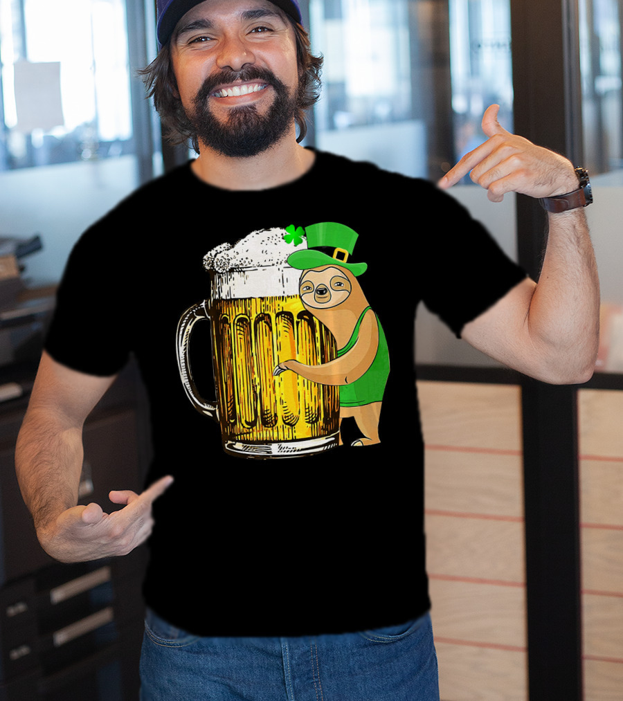 St Patricks Sloth Leprechaun With Beer Mug T-Shirt