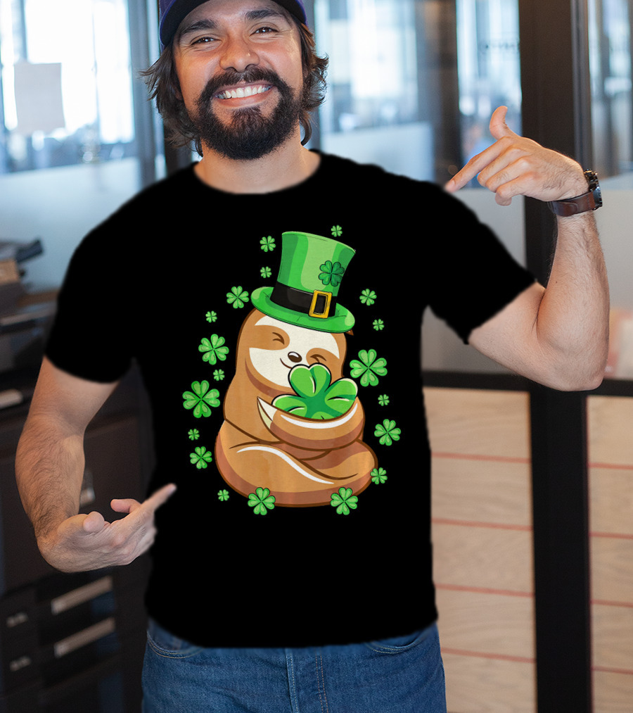 Lucky Sloth St Patricks Day Leprechaun With Shamrocks And Green Hat T-Shirt