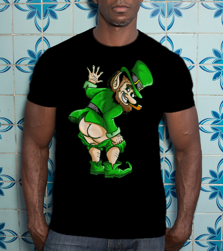 Mooning Leprechaun Mischievous Green Outfit Smoking Pipe T-Shirt
